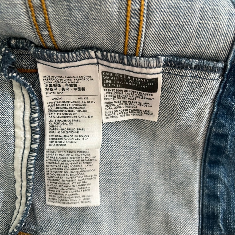 Levi’s Jean Jacket - Picture 9 of 9